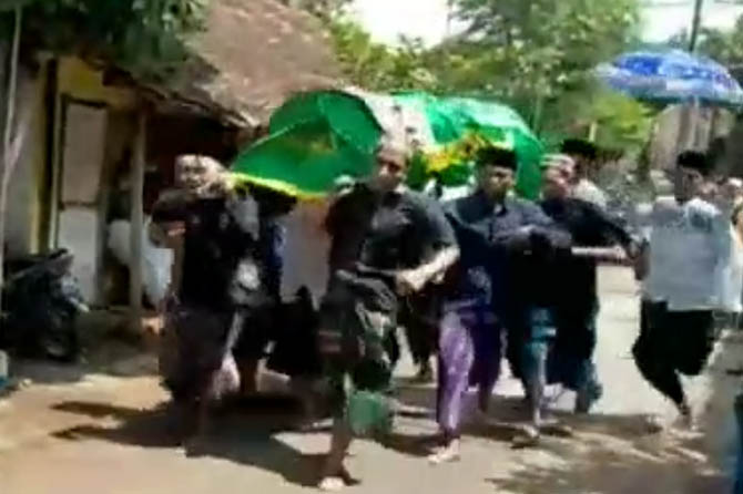 VIRAL: Screenshot jenazah Kades Kluwit digotong sambil lari.