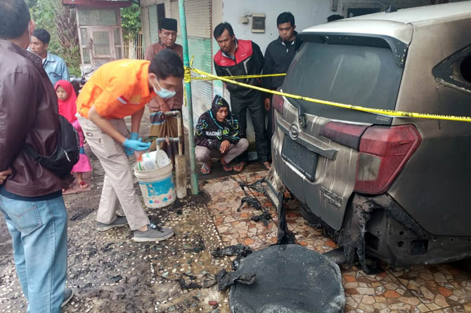 OLAH TKP: Polisi saat melakukan olah TKP mobil warga Wangkal, Gading diduga dibakar.