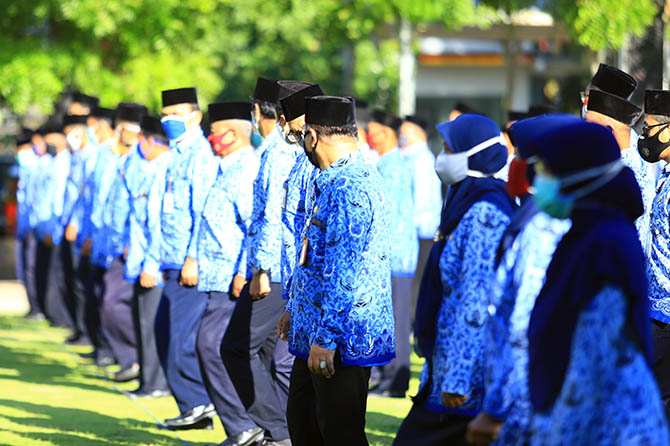 TERIMBAS PERUBAHAN SOTK: Pegawai Pemkab Probolinggo saat apel beberapa waktu lalu. Perubahan SOTK berimbas pada pemkab yang belum bisa menggunakan anggaran. Ribuan pegawai pemkab pun sampai Jumat (7/1) belum terima gaji. (Zainal Arifin/Radar Bromo)