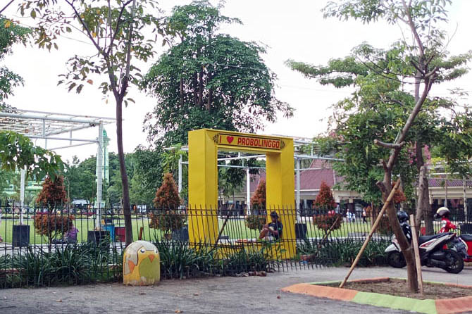BAKAL DIBONGKAR: Pagar yang menutupi Alun-alun Kraksaan. Kamis (13/1) ini alun-alun bakal dibuka lagi untuk umum dan pagar akan dibongkar. (Foto: Agus Faiz Musleh/Jawa Pos Radar Bromo)