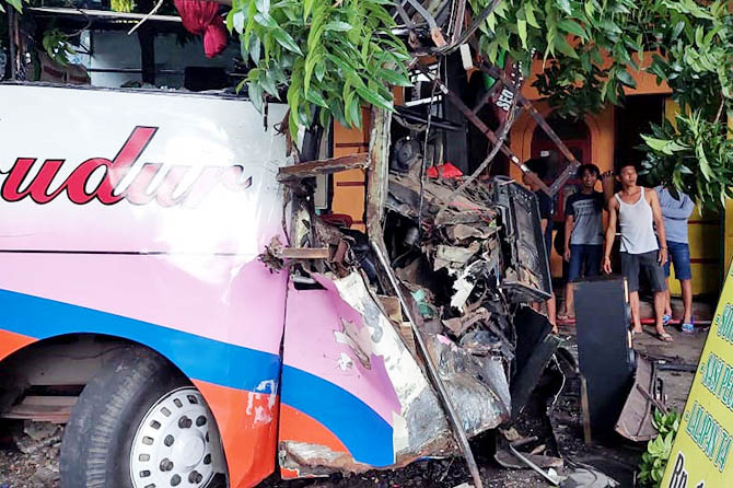 Kondisi bus Borobudur remuk bagian depan setelah alami kecelakaan karambol di Jalan Raya Bromo, Kelurahan Ketapang, Kecamatan Pilang, Kota Probolinggo. (Rizky Putra Dinasti/Radar Bromo)