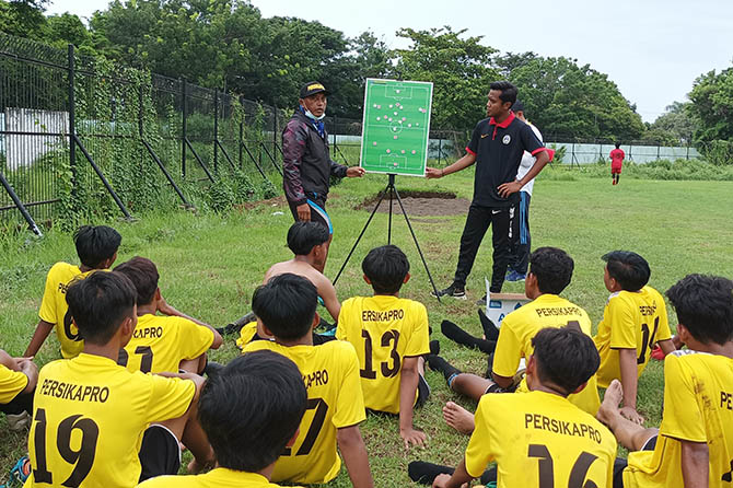 INTENS LATIHAN: Pemain Persikapro yang juga digadang-gadang bisa membela tim Porprov Kabupaten Probolinggo. Para pemainnya kini semakin intens latihan uji coba. (Foto: Dok. Radar Bromo)