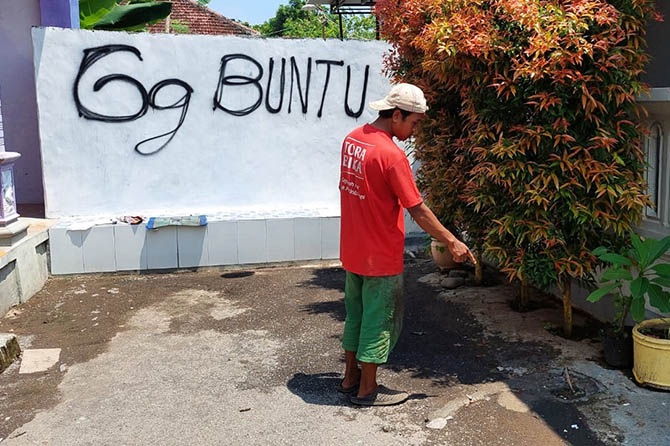 ISOLASI: Tembok yang dibangun warga membuat dua rumah terisolasi. (Rizky Putra Dinasti/Jawa Pos Radar Bromo)
