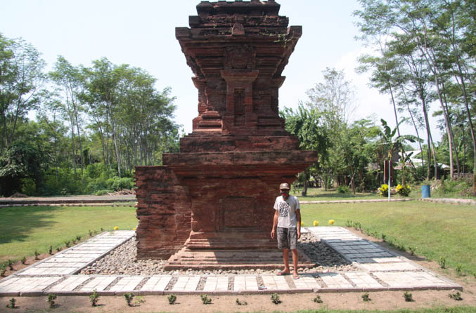 BANYAK SEJARAH: Candi Sudut yang tersisa di zaman sekarang. Candi ini adalag pagar Candi Jabung dan di lokasi ini pengunjung kerap menemukan pusaka atau senjata yang konon peninggalan prajurir Majapahit. (Foto: Agus Faiz Musleh/Jawa Pos Radar Bromo)