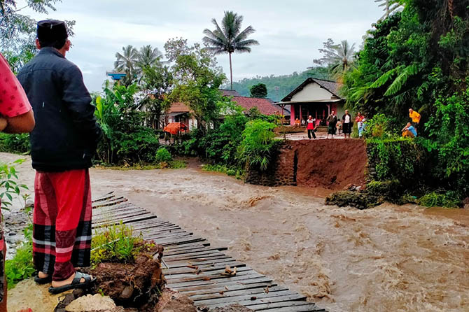TERPUTUS: Jembatan penghubung Desa Andungbiru, Kecamatan Tiris dan Sumberduren, Kecamatan Krucil yang hanyut terbawa arus banjir. (Agus Faiz Musleh/Radar Bromo)