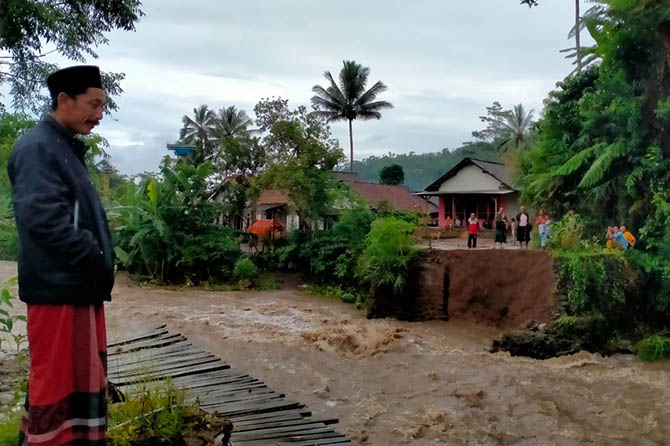 PUTUS: Jembatan penghubung Desa Andungbiru di Kecamatan Tiris dengan Desa Sumberduren, Kecamatan Krucil, yang tak tersisa usai kena banjir Kamis (20/1) lalu. (Foto: Agus Faiz Musleh/Jawa Pos Radar Bromo)