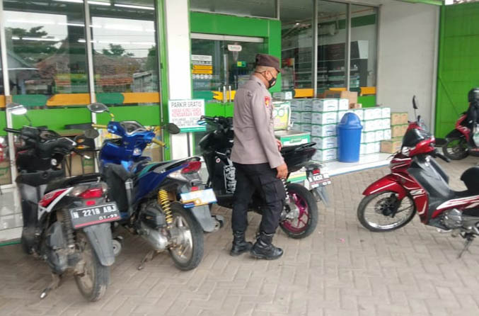 CEK: Polisi mendatangi toko Basmallah di Karanganyar, Rabu (26/1). (Foto: Agus Faiz Musleh/Jawa Pos Radar Bromo)