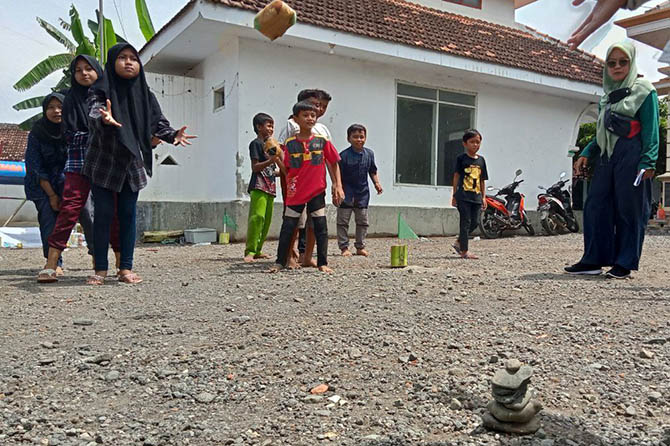 DOLANAN ANAK DESA: Sejumlah bocah asyik main dolanan anak desa yang dipelopori oleh Komunitas Ndonesia Negeri Dolanan Anak Desa. (Agus Faiz Musleh/Radar Bromo)