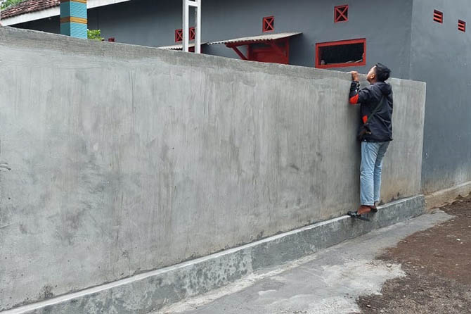 Tembok yang dibangun lantaran bersengketa akibat status di medsos. (Foto: Rizky Putra Dinasti/Jawa Pos Radar Bromo)
