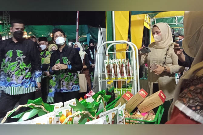 TINJAU STAN: Wali Kota Probolinggo Habib Hadi Zainal Abidin mendampingi Wagub Jatim Emil Elistianto Dardak dan rombongan meninjau stan UMKM Kota Probolinggo dalam kegiatan Malam Silaturahmi bersama Forum IKM/UMKM, Rabu (26/1) malam.