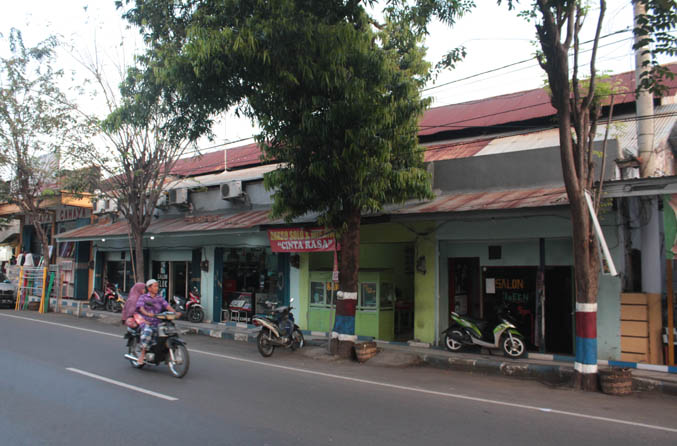 SUDAH BERUBAH: Jejeran pertokoan yang berdiri di Jalan Raya Gus Dur, Sidomukti, Kraksaan. (Foto: Agus Faiz Musleh/Jawa Pos Radar Bromo)