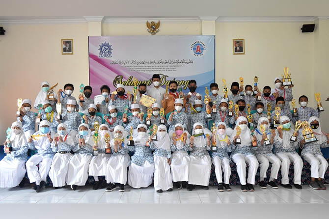 MEMBANGGAKAN: Siswa dan siswi SD Al Kautsar bersama Kepala SD Al Kautsar Mustakin, S.Pd.I., S.Pd. (tengah) yang meraih prestasi akademik dan nonakademik hingga tingkat nasional di tahun 2021 lalu. (Foto: SD Al Kautsar for Jawa Pos Radar Bromo)