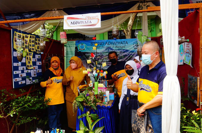 BUKTI KARYA: Kunjungan tamu ke salah satu stan adiwiyata yang dihadiri oleh Kepala SMPN 1 Bangil Hj. Prapti, S.Pd., M.Pd. (kiri) dan Kepala Dinas Pendidikan Kabupaten Pasuruan Dra. Ninuk Ida Suryani, M.Si. (dua dari kiri), serta Ketua Komite SMPN 1 Bangil