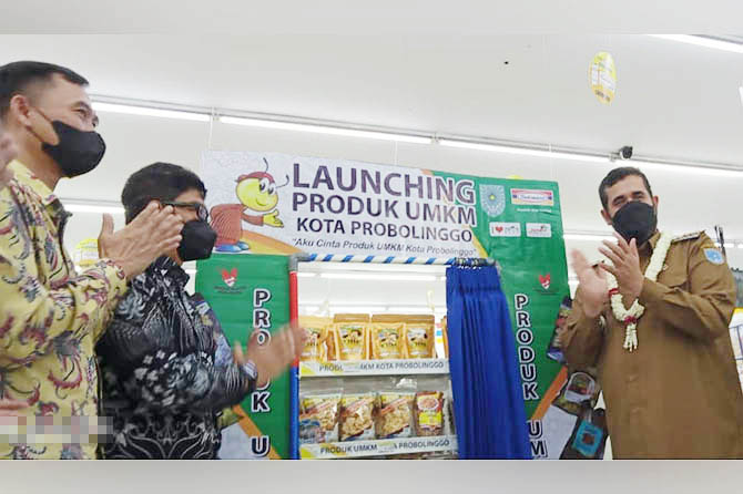 LAUNCHING: Wali Kota Probolinggo Habib Hadi Zainal Abidin didampingi Bambang Trijanto dan Mulyono me-launching produk UMKM Kota Probolinggo ditandai pembukaan tirai rak display produk UMKM di Indomaret. (Foto: Evelyn/Radar Bromo)
