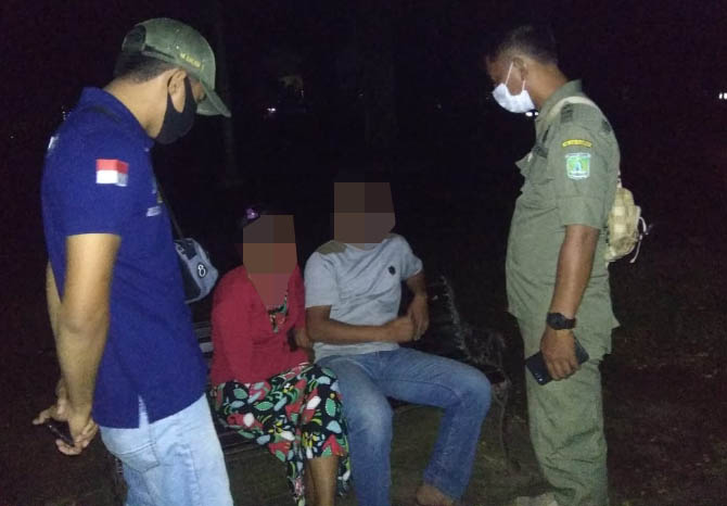 MALU: Pasangan yang ketahuan memadu kasih di Alun-alun Bangil ditanya petugas. (Foto: Satpol PP Kabupaten Pasuruan for Jawa Pos Radar Bromo)