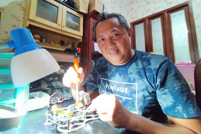 WARGA BANGIL: Ifat saat merakit drone di bengkel usahanya. (Foto: Iwan Andrik/Jawa Pos Radar Bromo)