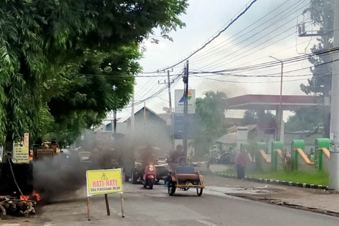 Pembenahan jalan di Bangil-Pandaan, Kelurahan Pogar, Kecamatan Bangil. (Dok. Radar Bromo)
