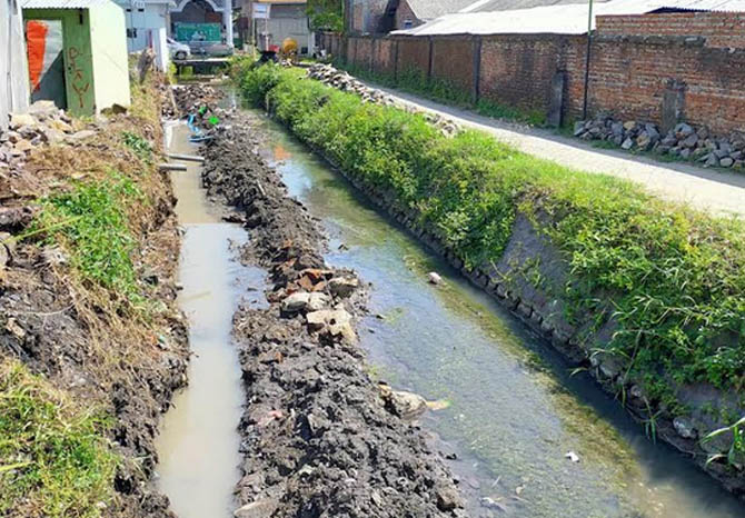 AWAL DIBANGUN: Jaringan irigasi badong di Desa Masangan, Kecamatan Bangil, saat masih proses pembangunan, beberapa waktu lalu. Kini, bangunannya sudah rampung dan sudah dimanfaatkan. (Foto: Dok. Radar Bromo)