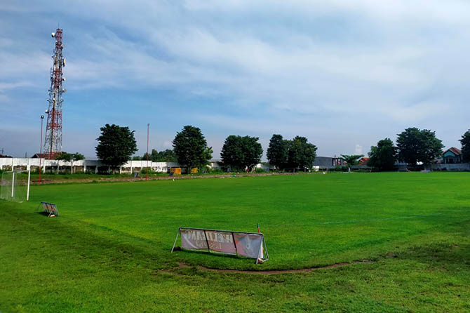 DIMINATI: Lapangan Stadion Plumbon, Pandaan, diminati pemain sepak bola dari berbagai usia. (Foto: Rizal F. Syatori/Jawa Pos Radar Bromo)