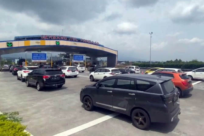 ANTRE: Sejumlah pengendara mangantre untuk masuk tol di Gerbang Tol Pandaan, Kabupaten Pasuruan, Minggu (2/1) pagi. (Foto: Rizal F. Syatori/Jawa Pos Radar Bromo)