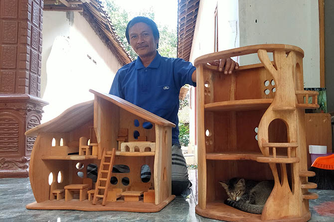 KREATIF: Muslimin dan aneka kerajinan miniatur kayu buatannya. (Foto: M Busthomi/ Radar Bromo)