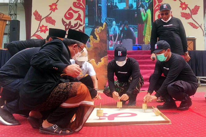 GENERASI DULU: Tamu-tamu Ponpes Bayt Al Hikmah dari Dinas Pendidikan, Polres, maupun Kodim bermain gasing bersama pengurus yayasan. (Foto: M. Busthomi/Jawa Pos Radar Bromo)