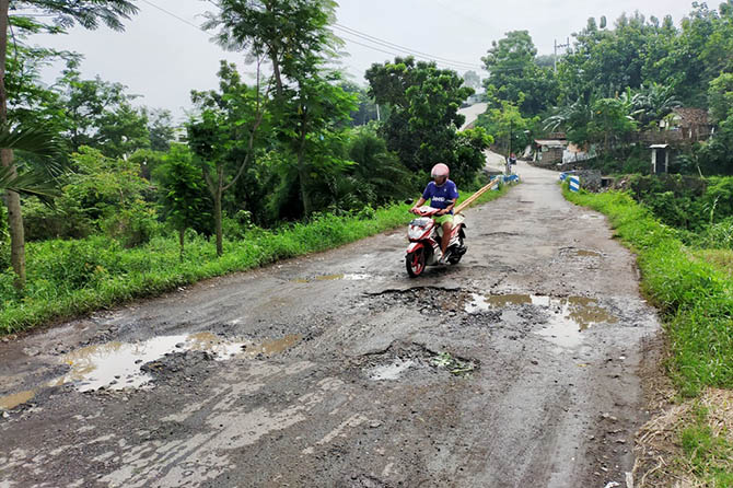RUSAK: Jalan di sebalah barat jurang Wak Kawi, Desa Sumbergedang, Pandaan ini akan diperbaiki tahun ini dengan cara hotmix. Sementara bahu jalan akan dirigid. (Rizal F. Syatori/Radar Bromo)