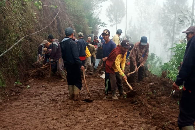 DIPERBAIKI: Salah satu area longsor di kawasan Puspo. (Istimewa)