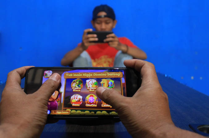 TAK TERASA: Bermain game online di hape seringkali membuat penikmatnya lupa waktu. (Foto: M Zubaidillah/Jawa Pos Radar Bromo)