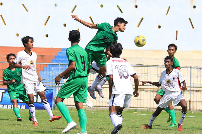 KETEMU LAWAN BERAT: Para penggawa Persekap Jr saat berlaga di fase penyisihan lalu. Di babak 16 Soeratin Cup Jatim, Persekap Jr bakal ditantang Persebaya Jr. (Mokhamad Zubaidillah/Radar Bromo)