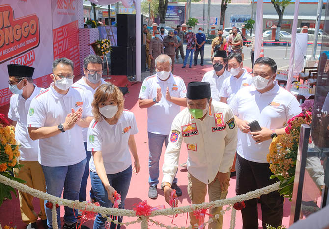 RESMIKAN: Bupati Irsyad Yusuf saat menggunting pita menandai peresmian Pusat Belajar Yuk Nonggo SRC yang berada di Jalan Panglima Sudirman Kota Pasuruan. (Foto: Sampoerna for Jawa Pos Radar Bromo)
