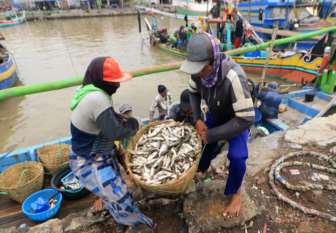 HASIL LAUT: Nelayan di Panggungrejo mengangkut ikan hasil tangkapan dari laut. Selama 2021, hasil tangkapan ikan di Kota Pasuruan memenuhi target. (Foto: M Zubaidillah/Jawa Pos Radar Bromo)