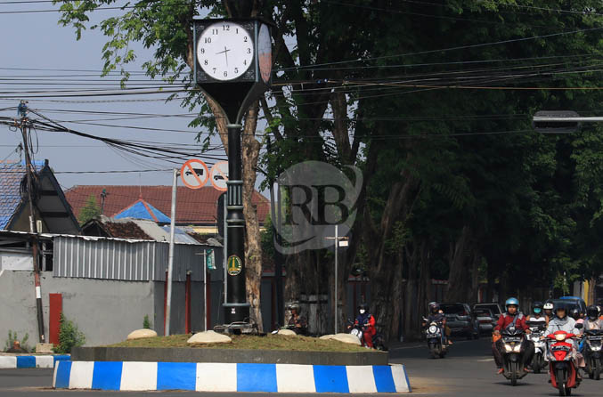 IKON HERITAGE: Tugu jam di simpang empat penjara yang menjadi pengganti tugu Adipura. (Foto: M Zubaidillah/Jawa Pos Radar Bromo)