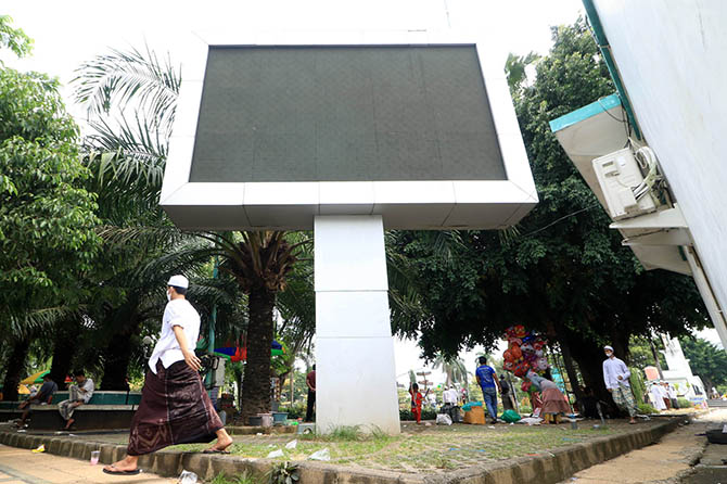 LOKASI UMUM: Videotron yang terpasang di Alun-alun Pasuruan. Rencananya ada penambahan empat videotron yang dipasang di titik strategis. (Foto: M Zubaidillah/Jawa Pos Radar Bromo)