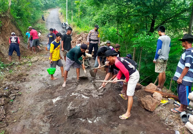 SWADAYA: Warga Desa Wonosunyo, Kecamatan Gempol, bergotong royong memperbaiki plengsengan ambrol di Dusun Belahan Jowo, Minggu (9/1) pagi. (Foto: Rizal Fahmi Syatori/Jawa Pos Radar Bromo)