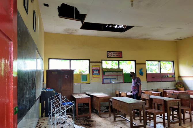 Salah satu ruang kelas di SDN Nogosari 1 Pandaan yang dikosongkan karena plafonnya jebol dan atap rusak. (Rizal Syatori/Radar Bromo)
