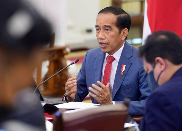 Presiden Jokowi didampingi Menko Airlangga saat memimpin rapat.