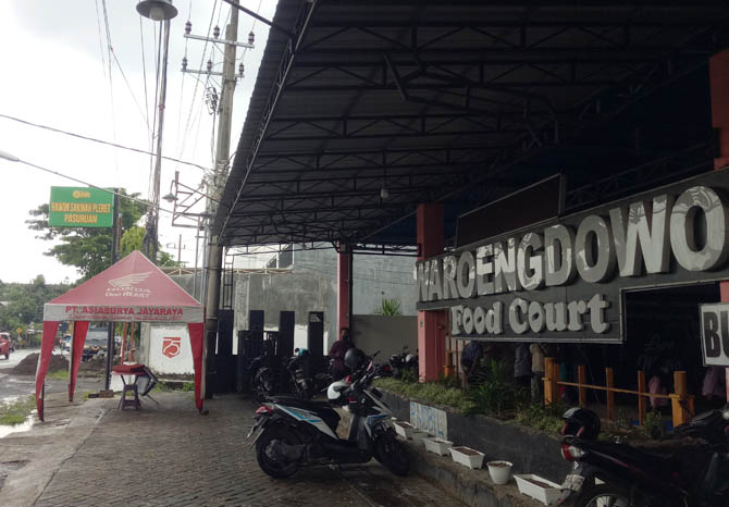 DIBOBOL SALES: Tenda gerai tempat penjualan sepeda motor yang digondol salah seorang salesnya. (Foto: M Rosyidi/Jawa Pos Radar Bromo)