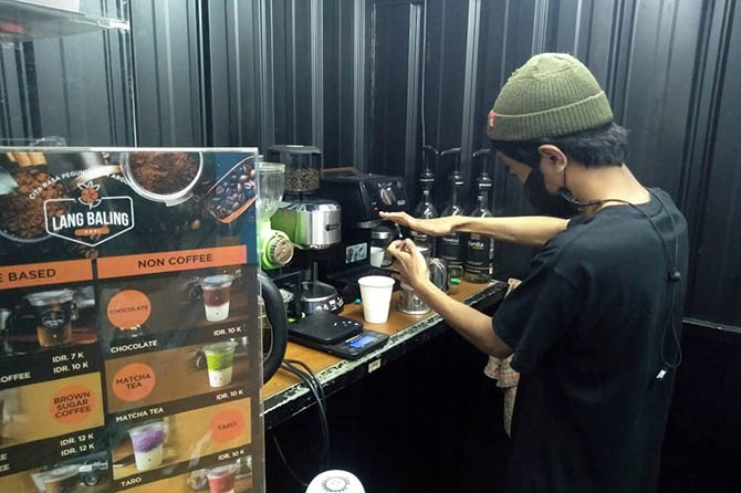 KHAS: Kedai Kopi Lang Baling di Kelurahan Sidomukti, Kecamatan Kraksaan, memanfaatkan biji kopi Lang Baling dari Desa Andungbiru. Rasanya khas, bahkan tidak berubah walau dikonsumsi dengan es. (Arif Mashudi/Radar Bromo)