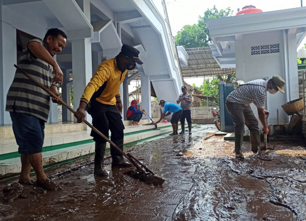 Warga bersih-bersih di masjid Tongas usai terendam banjir.