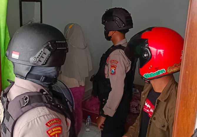 DIGELANDANG: Pasangan bukan suami istri diamankan dari kos-kosan di Desa Sukomulyo, Kecamatan Pajarakan. Mereka digelandang ke Mapolres Probolinggo. (Foto: Polres Probolinggo for Jawa Pos Radar Bromo)