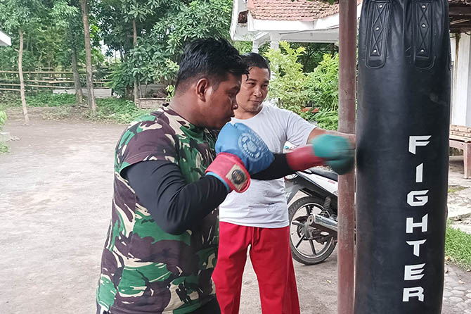 RUTIN: Gaya Mardiono saat latihan di Ponpes Zaha Genggong. (Foto: Agus Faiz Musleh/Jawa Pos Radar Bromo)