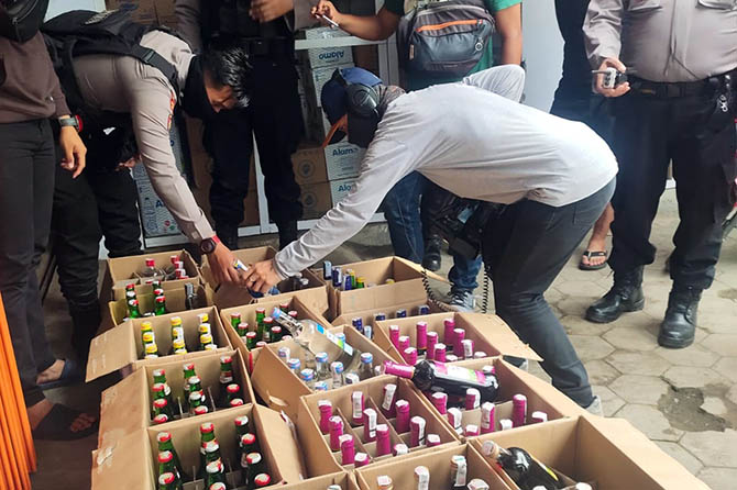 DIAMANKAN: Puluhan miras berhasil diamankan dari sebuah toko di Kecamatan Gending. Miras kemudian disita dan diamankan ke Mapolres Probolinggo. (Polres Probolinggo for Jawa Pos Radar Bromo)