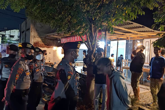 BUBAR: Tim Pamor Keris ketika membubarkan acara nobar Arema dan Persebaya di Jalan Hayam Wuruk, Kota Probolinggo, Rabu (23/2) malam.