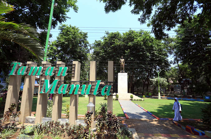 DIBATASI: Suasana di Taman Manula saat siang hari. Meski Kota Probolinggo level 3, sejumlah taman masih dibuka. (Foto: Zainal Arifin/Jawa Pos Radar Bromo)