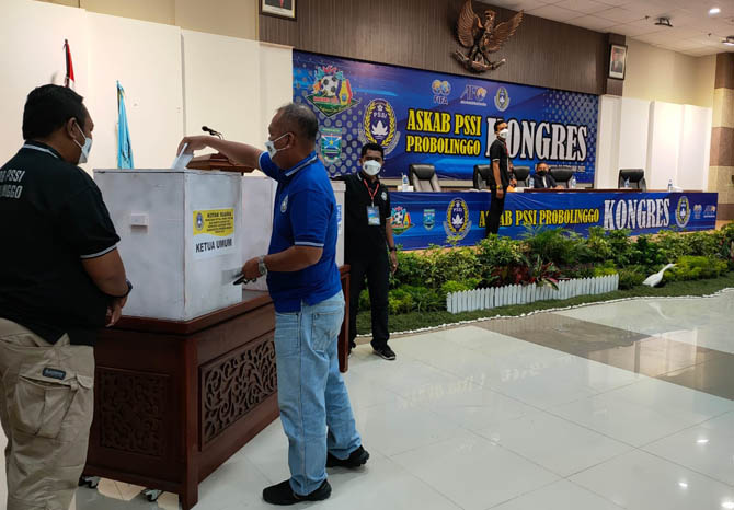 ALA DEMOKRASI: Pemilihan ketua saat kongres Askab PSSI Probolinggo yang digelar Minggu (27/2) di auditorium Madakaripura Pemkab Probolinggo. (Foto: Agus Faiz Musleh/Radar Bromo)