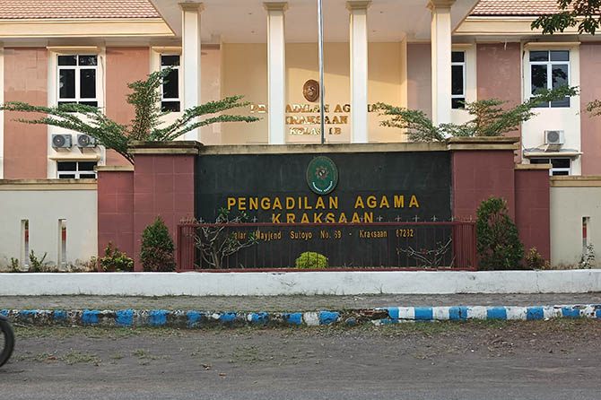 BANYAK: Tampak depan kantor Pengadilan Agama Kraksaan. Selama Januari, kantor ini sudah memutus ratusan perkara perceraian. (Foto: Agus Faiz Musleh/Jawa Pos Radar Bromo)