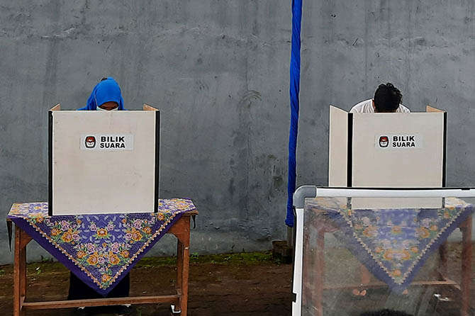 PILIH PEMIMPIN: Warga Desa Suko saat menggunakan hak suaranya di TPS desa setempat. (Fahrizal Firmani/Jawa Pos Radar Bromo)