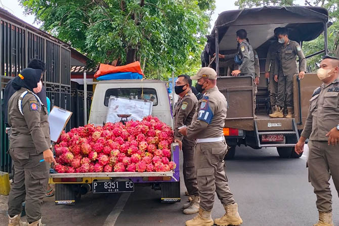 DITEGUR: Sejumlah anggota Satpol PP Kota Probolinggo menegur salah seorang PKL buah yang berjualan di Jalan Basuki Rahmat, Kota Probolinggo, (21/2). (Fahrizal Firmani/Jawa Pos Radar Bromo)
