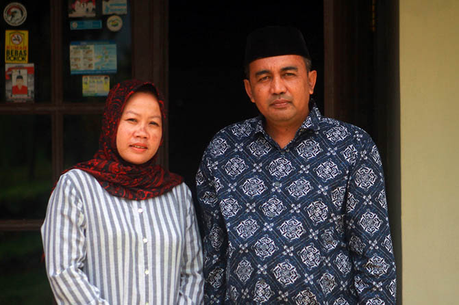 RIVAL DI PILKADES: Timbul Sujuatmoko dan istri. (Agus Faiz Musleh/Radar Bromo)